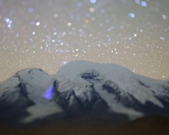 Фотограф заснял яркую синюю вспышку во время лавины.</p>
<p>Возможно, это редкий электромагнитный эффект