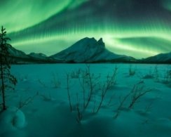 Фотограф снял чрезвычайно редкие завитки северного сияния