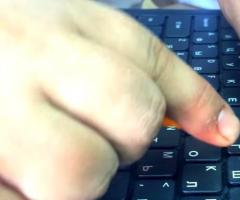 Как починить клавиатуру ноутбука после залития Чем промыть клавиатуру после залития